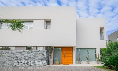 Casa en  Alquiler doble lote a la laguna