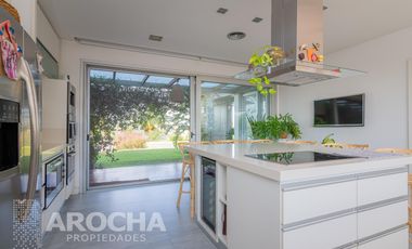 Casa en  Alquiler doble lote a la laguna