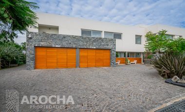 Casa en  Alquiler doble lote a la laguna