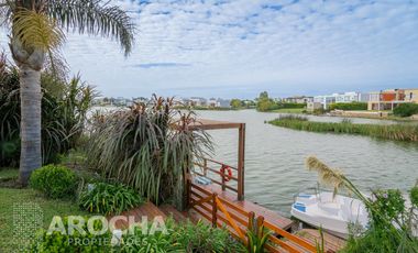Casa en  Alquiler doble lote a la laguna