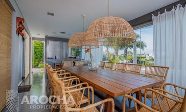 Casa en  Alquiler doble lote a la laguna