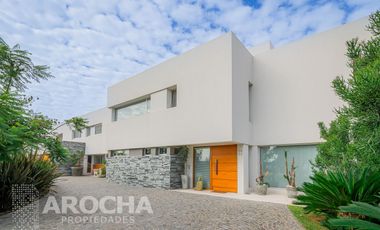 Casa en  Alquiler doble lote a la laguna