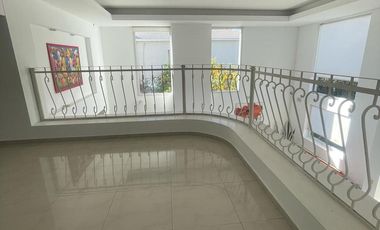 Casa de categoría en Altos del Chateau 4 dormitorios, pileta y gran patio fondo verde