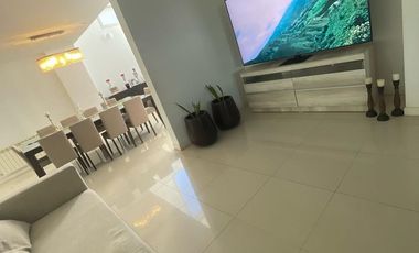 Casa de categoría en Altos del Chateau 4 dormitorios, pileta y gran patio fondo verde