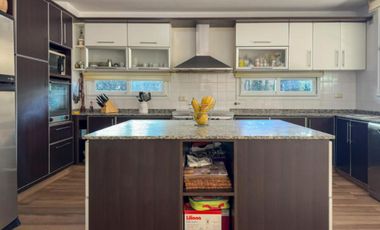 Casa de categoría en Altos del Chateau 4 dormitorios, pileta y gran patio fondo verde