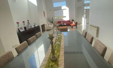 Casa de categoría en Altos del Chateau 4 dormitorios, pileta y gran patio fondo verde