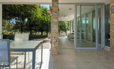 Casa de categoría en Altos del Chateau 4 dormitorios, pileta y gran patio fondo verde