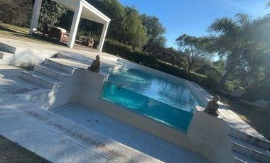 Casa de categoría en Altos del Chateau 4 dormitorios, pileta y gran patio fondo verde