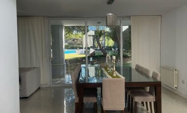 Casa de categoría en Altos del Chateau 4 dormitorios, pileta y gran patio fondo verde