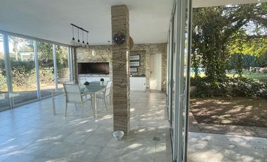 Casa de categoría en Altos del Chateau 4 dormitorios, pileta y gran patio fondo verde