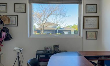 Casa de categoría en Altos del Chateau 4 dormitorios, pileta y gran patio fondo verde