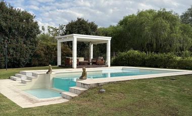 Casa de categoría en Altos del Chateau 4 dormitorios, pileta y gran patio fondo verde