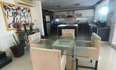 Casa de categoría en Altos del Chateau 4 dormitorios, pileta y gran patio fondo verde