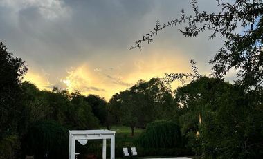 Casa de categoría en Altos del Chateau 4 dormitorios, pileta y gran patio fondo verde