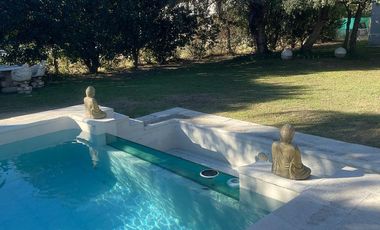 Casa de categoría en Altos del Chateau 4 dormitorios, pileta y gran patio fondo verde