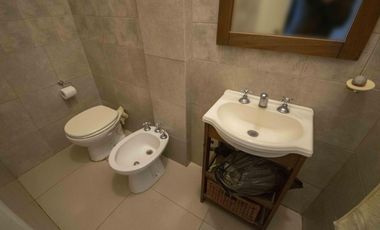 Casa de 5 ambientes con cochera y playroom en venta en Carapachay