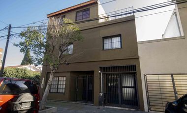 Casa de 5 ambientes con cochera y playroom en venta en Carapachay