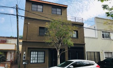 Casa de 5 ambientes con cochera y playroom en venta en Carapachay