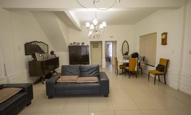 Casa de 5 ambientes con cochera y playroom en venta en Carapachay