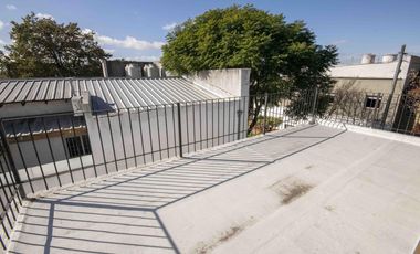 Casa de 5 ambientes con cochera y playroom en venta en Carapachay