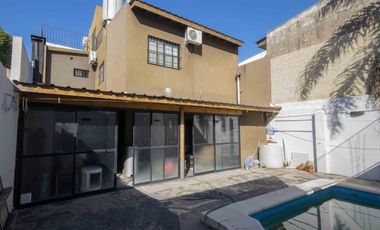 Casa de 5 ambientes con cochera y playroom en venta en Carapachay