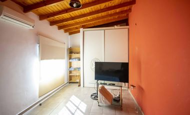 Casa de 5 ambientes con cochera y playroom en venta en Carapachay