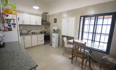 Casa de 5 ambientes con cochera y playroom en venta en Carapachay