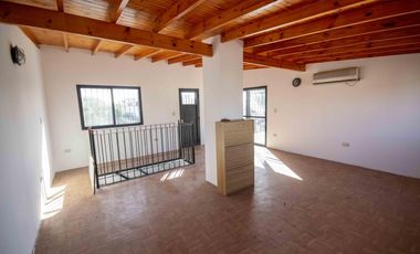 Casa de 5 ambientes con cochera y playroom en venta en Carapachay