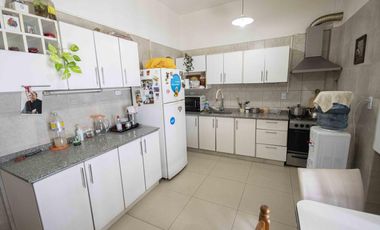 Casa de 5 ambientes con cochera y playroom en venta en Carapachay