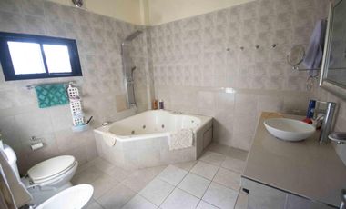 Casa de 5 ambientes con cochera y playroom en venta en Carapachay