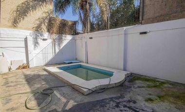 Casa de 5 ambientes con cochera y playroom en venta en Carapachay