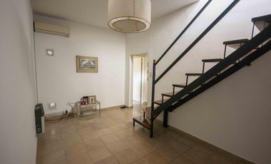 Casa de 5 ambientes con cochera y playroom en venta en Carapachay