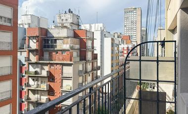 Departamento monoambiente con balcón a la calle / Zona centro