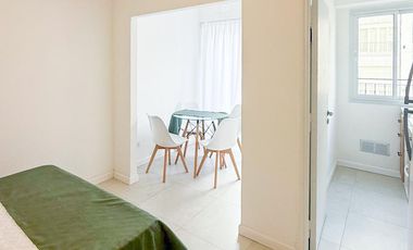 Departamento monoambiente con balcón a la calle / Zona centro