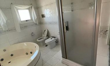 VENDO DEPARTAMENTO 5 AMBIENTES IMPECABLE CON COCHERA -  VISTA SHOPPING LOS GALLEGOS