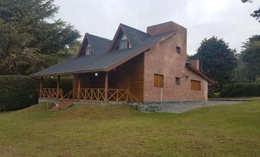 CHALET 4 AMB EN SIERRA DE LOS PADRES - GRAN PARQUE CON PISCINA - QUINCHO - GARAGE