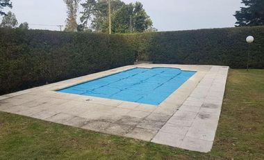 CHALET 4 AMB EN SIERRA DE LOS PADRES - GRAN PARQUE CON PISCINA - QUINCHO - GARAGE