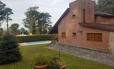 CHALET 4 AMB EN SIERRA DE LOS PADRES - GRAN PARQUE CON PISCINA - QUINCHO - GARAGE