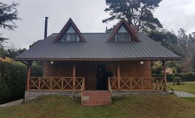 CHALET 4 AMB EN SIERRA DE LOS PADRES - GRAN PARQUE CON PISCINA - QUINCHO - GARAGE