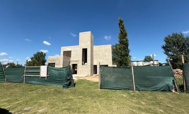 Casa en  venta en La Rinconada barrio cerrado - en construcción - permuta