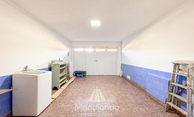 Casa 3 amb.   Altillo con cochera y piscina en Parque Luro