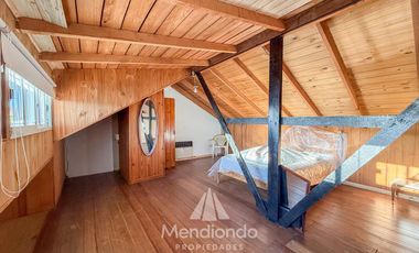 Casa 3 amb.   Altillo con cochera y piscina en Parque Luro