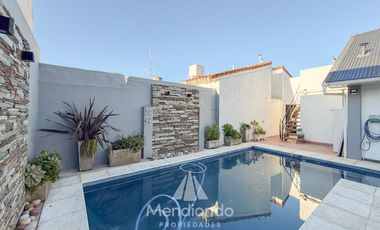 Casa 3 amb.   Altillo con cochera y piscina en Parque Luro