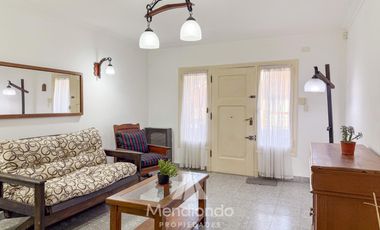 Casa 3 amb.   Altillo con cochera y piscina en Parque Luro