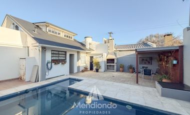 Casa 3 amb.   Altillo con cochera y piscina en Parque Luro