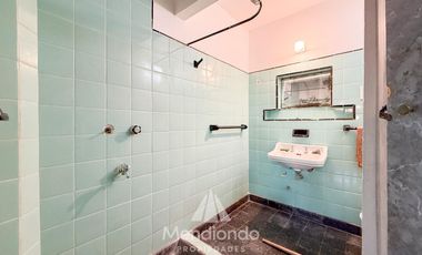 Casa 3 amb.   Altillo con cochera y piscina en Parque Luro