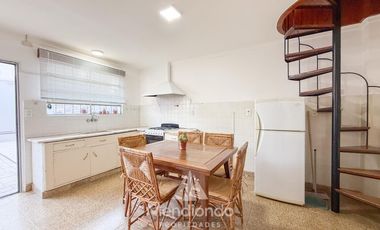 Casa 3 amb.   Altillo con cochera y piscina en Parque Luro