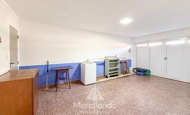 Casa 3 amb.   Altillo con cochera y piscina en Parque Luro