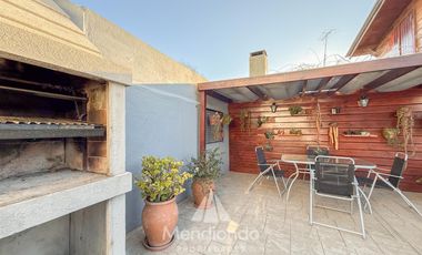 Casa 3 amb.   Altillo con cochera y piscina en Parque Luro