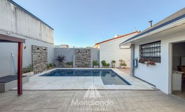 Casa 3 amb.   Altillo con cochera y piscina en Parque Luro